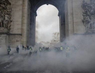 Υποχωρεί ο Μακρόν υπό το φόβο εξέγερσης: Ζητά να διαπραγματευτεί με τα «κίτρινα γιλέκα» (βίντεο)